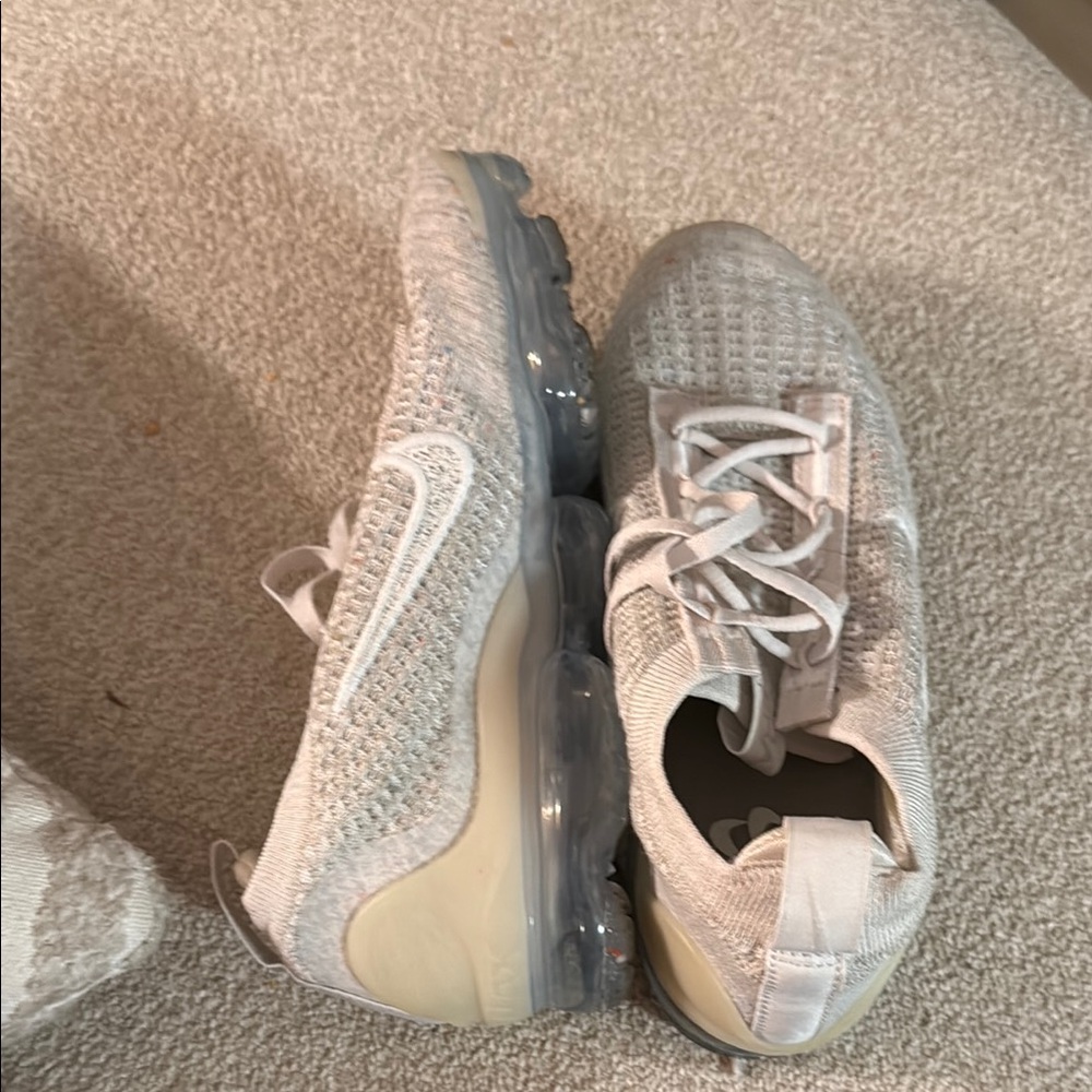 Nike VaporMax Flyknit in Light Gray and White